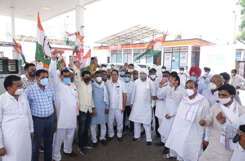 महंगाई के विरोध में कांग्रेस ने पेट्रोल पंपों पर किया विरोध-प्रदर्शन महंगाई के विरोध में कांग्रेस ने पेट्रोल पंपों पर किया विरोध-प्रदर्शन