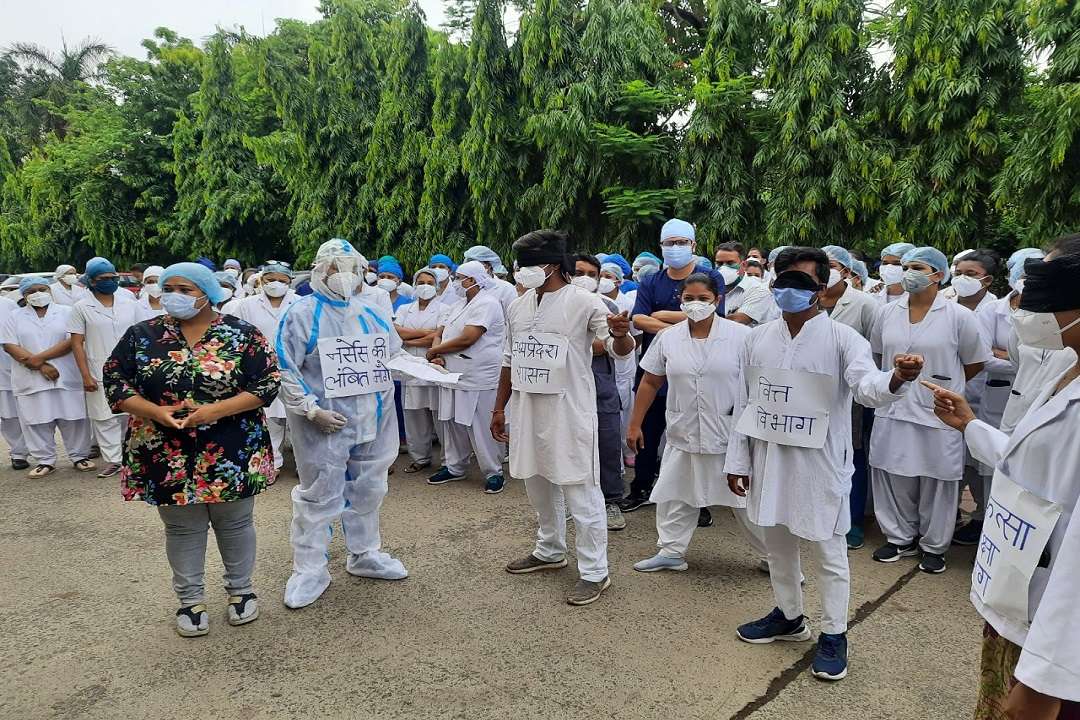 नेडिकल कॉलेज में नर्सों का प्रदर्शन