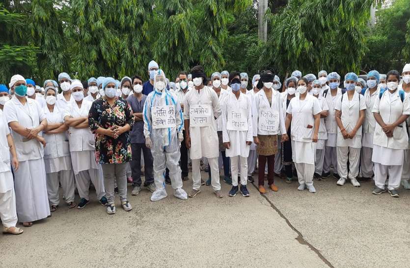 नेडिकल कॉलेज में नर्सों का प्रदर्शन MP में जूनियर डॉक्टरों के बाद अब नर्सें आंदोलित, दी हड़ताल की धमकी