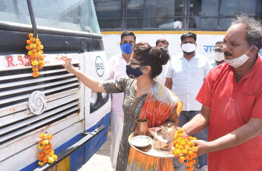 रोडवेज की 47 बसें चली, पचास फीसदी सवारियां बैठ सकेंगी रोडवेज की 47 बसें चली, पचास फीसदी सवारियां बैठ सकेंगी