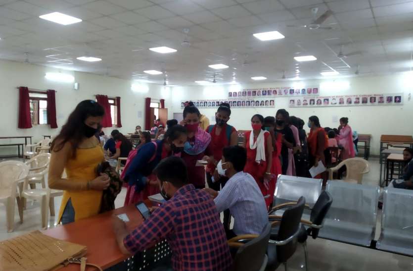 covid_19 : college girls excited for vaccination महाविद्यालय की छात्राएं वैक्सीनेशन के लिए उत्साहित, 47 केन्द्र पर 10,370 ने ली वैक्सीन की डोज