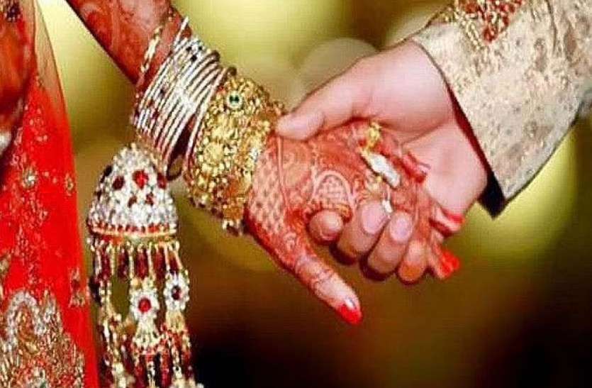 प्रतीकात्मक फोटो प्रेमिका से मिलने पहुंचे प्रेमी को ग्रामीणों ने पीटा, फिर कराई शादी
