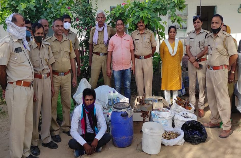 यहां चल रही थी शराब बनाने की फैक्ट्री, एक गिरफ्तार यहां चल रही थी शराब बनाने की फैक्ट्री, एक गिरफ्तार