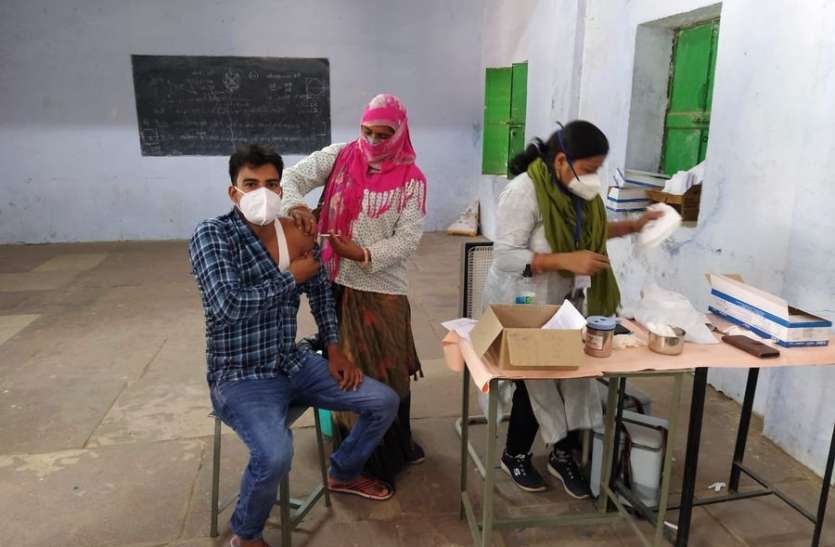 टीकाकरण में दिखाया उत्साह टीकाकरण में दिखाया उत्साह
