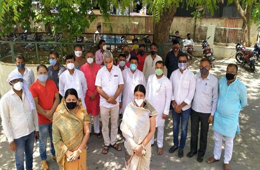 महापौर के निलम्बन पर भाजपा ने किया प्रदर्शन महापौर के निलम्बन पर भाजपा ने किया प्रदर्शन