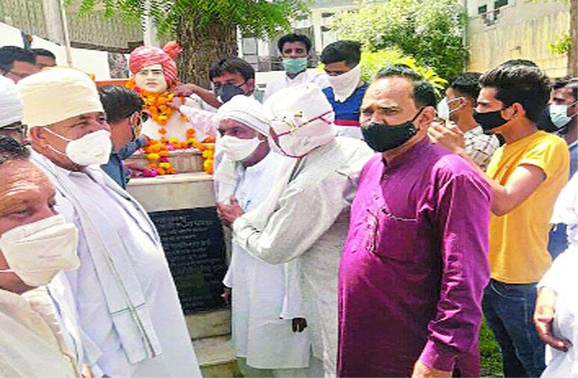 पेट्रोल-डीजल के बढ़े दामों पर कांग्रेस ने किया प्रदर्शन पेट्रोल-डीजल के बढ़े दामों पर कांग्रेस ने किया प्रदर्शन