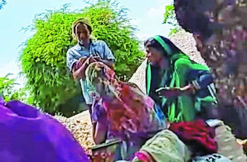 Vaccination team threatened वरना देना होगा मौताणा