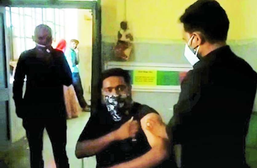 Ambulance driver was vaccineted to people एम्बुलेंस चालक लगा रहा था लोगों के टीके
