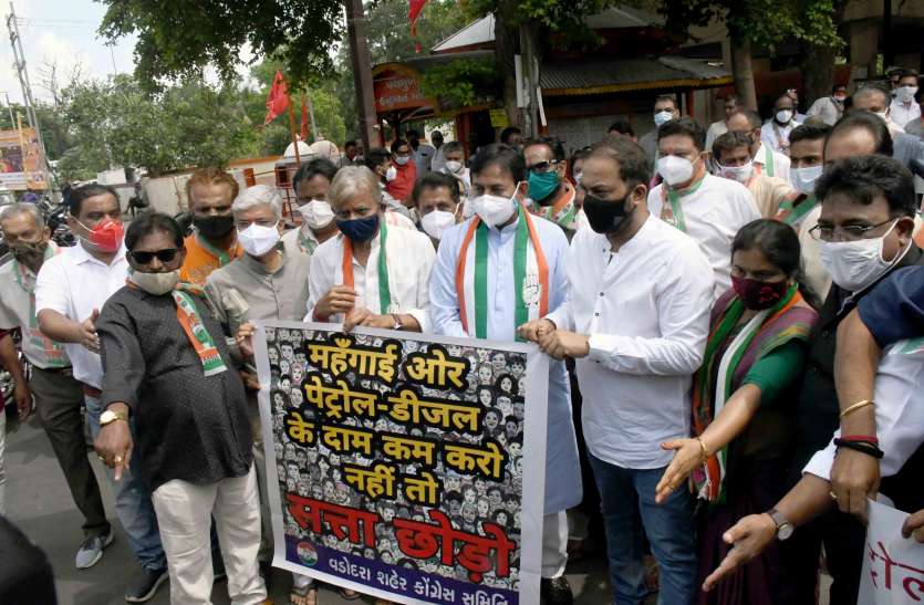 पेट्रोल-डीजल के भाव में वृद्धि का कांग्रेस की ओर से विरोध पेट्रोल-डीजल के भाव में वृद्धि का कांग्रेस की ओर से विरोध