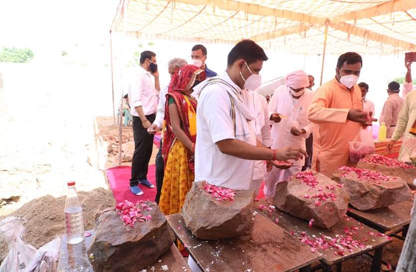 चार कक्षा कक्षों का भूमिपूजन चार कक्षा कक्षों का भूमिपूजन