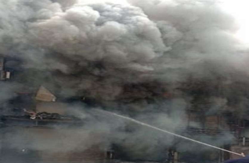 Delhi Fire Breaks Out at Clothing Showroom in Lajpat Nagar Market दिल्ली के लाजपत नगर मार्केट में कपड़े के शोरूम में लगी आग, राहत-बचाव काम में जुटीं फायर ब्रिगेड की 30 गाड़ियां