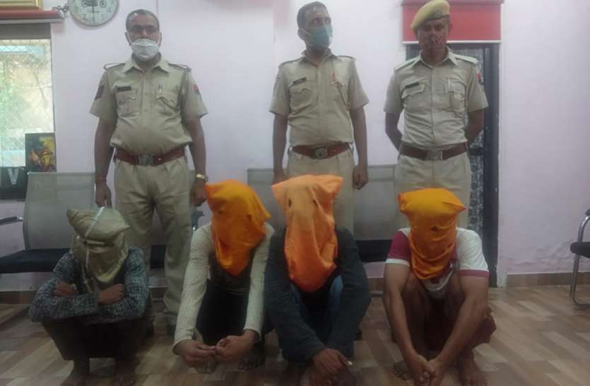जेबतराश गिरोह के चार बदमाश गिरफ्तार जेबतराश गिरोह के चार बदमाश गिरफ्तार