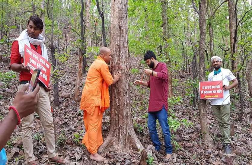 सवा लाख पेड़ लगाने का लिया संकल्प बकस्वाहा के पेड़ बचाने बांधे रक्षासूत्र, सुरक्षा का लिया संकल्प