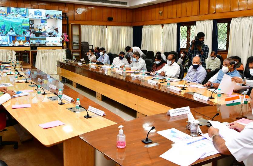 cm_dc_meeting_01.jpg कर्नाटक के 11 जिलों में एक सप्ताह बढ़ा लॉकडाउन