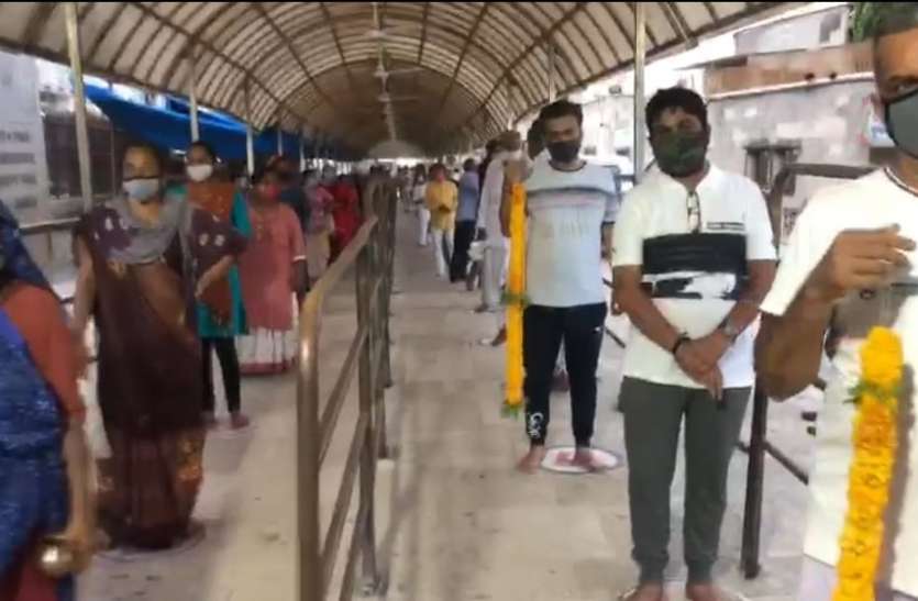 भगवान द्वारकाधीश के जगत मंदिर में उमड़े भक्त भगवान द्वारकाधीश के जगत मंदिर में उमड़े भक्त