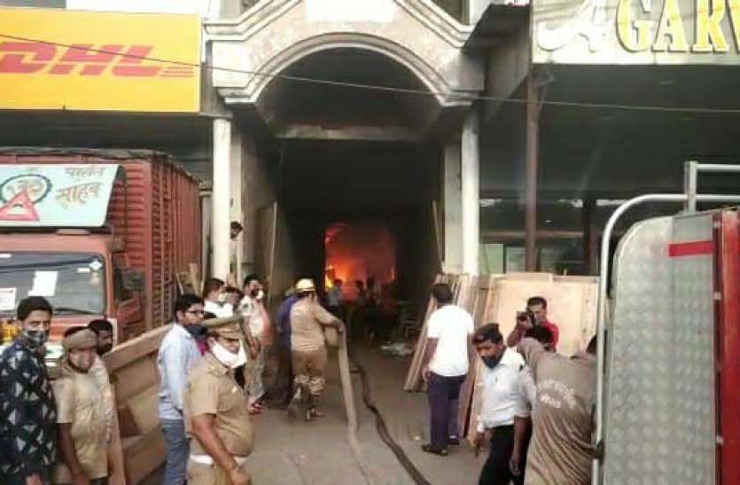 fire.jpg साप्ताहिक कर्फ्यू के बीच फर्नीचर शोरूम के वर्कशॉप में भीषण आग