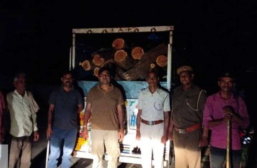खैर की लकड़ी से भरी पिकअप पकड़ी खैर की लकड़ी से भरी पिकअप पकड़ी