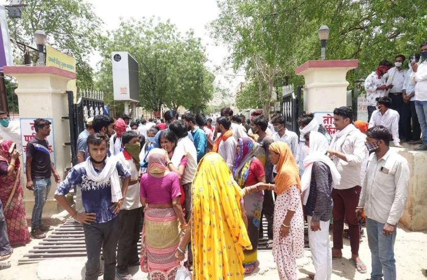 प्रसूता की मौत पर हंगामा, पेट्रोल उड़ेलकर आत्मदाह का किया प्रयास प्रसूता की मौत पर हंगामा, पेट्रोल उड़ेलकर आत्मदाह का किया प्रयास