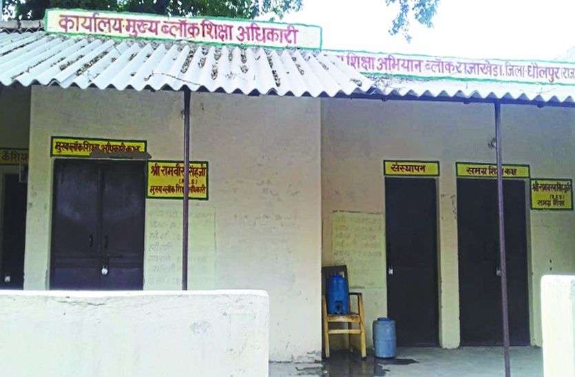 3 महीने से नहीं मिली पगार, शिक्षक आर्थिक तंगी का शिकार 3 महीने से नहीं मिली पगार, शिक्षक आर्थिक तंगी का शिकार