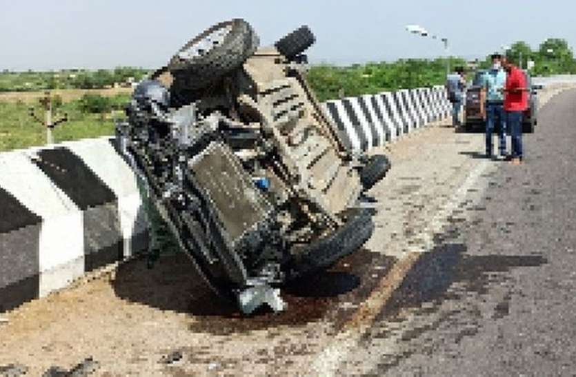 गाय को बचाने के प्रयास में पलटी कार गाय को बचाने के प्रयास में पलटी कार