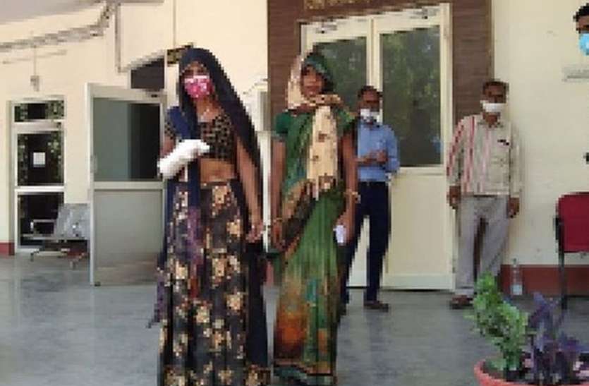 पुलिस अधीक्षक के पास पहुंची पीडि़ता, आपबीती सुनाते हुए मदद की गुहार पुलिस अधीक्षक के पास पहुंची पीडि़ता, आपबीती सुनाते हुए मदद की गुहार