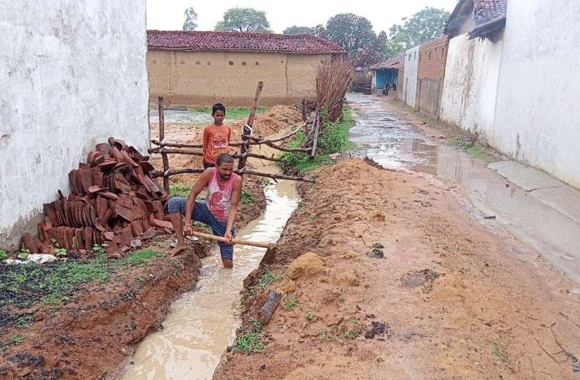 Dug pit for laying pipeline, the contractor forgot to fill the pit by पाइप लाइन बिछाने खोदा गड्ढा, पाइप डाल गड्ढें की भराई भूला ठेकेदार