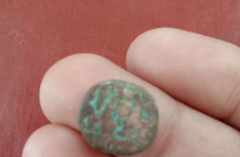 Ancient coins found in the excavation of soil in the hill of Kanerigar कनेरीगढ़ की पहाड़ी में मिट्टी की खुदाई में मिले प्राचीन सिक्के