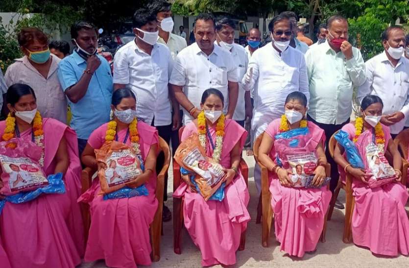 कोरोना वारियर्स का सम्मान, बांटी रसद सामग्री कोरोना वारियर्स का सम्मान, बांटी रसद सामग्री