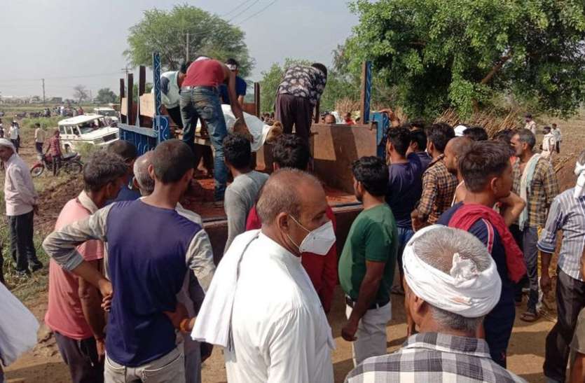 VIDEO : रेत माफिया का पीछा कर रही वन टीम की फायरिंग में ग्रामीण की मौत, परिजन ने किया चक्काजाम VIDEO : रेत माफिया का पीछा कर रही वन टीम की फायरिंग में ग्रामीण की मौत, परिजन ने किया चक्काजाम