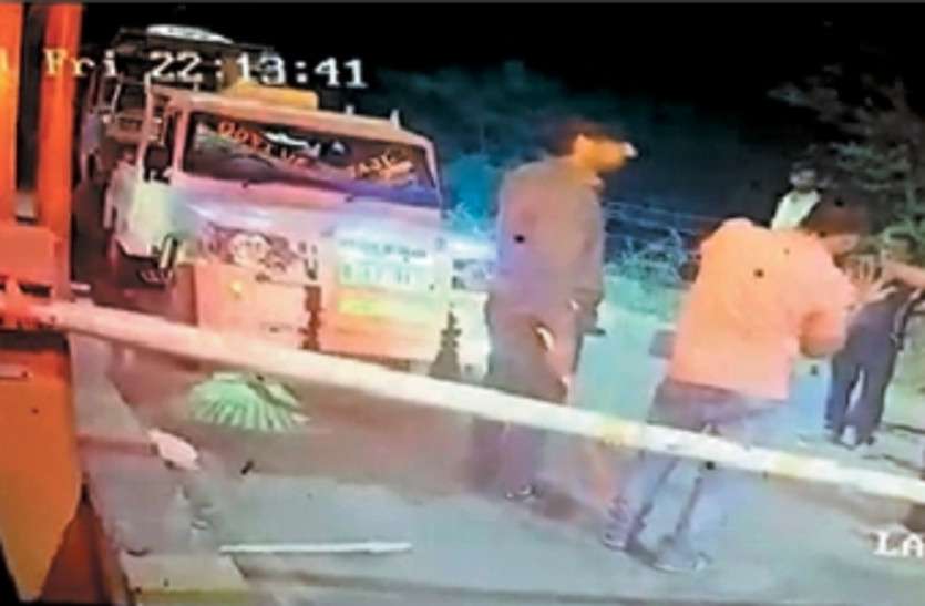 crain_driver.jpg टोल वसूली को लेकर क्रेन चालक की लात-घूंसों से पिटाई