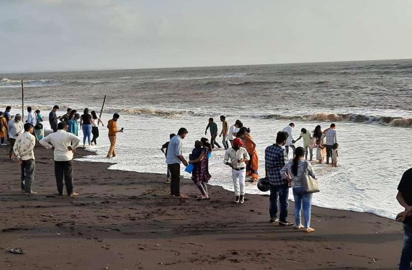 लम्बे अंतराल के बाद दमण में पर्यटकों की भीड़ लम्बे अंतराल के बाद दमण में पर्यटकों की भीड़