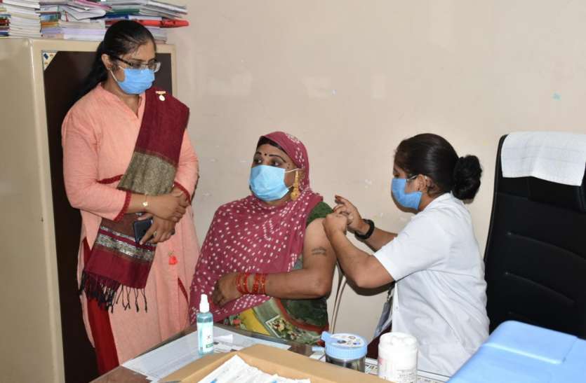 Gujarat: गुजरात में 2 करोड़ से ज्यादा लोगों को दी गई कोरोना वैक्सीन, देश में सबसे आगे Gujarat: गुजरात में 2 करोड़ से ज्यादा लोगों को दी गई कोरोना वैक्सीन, देश में सबसे आगे