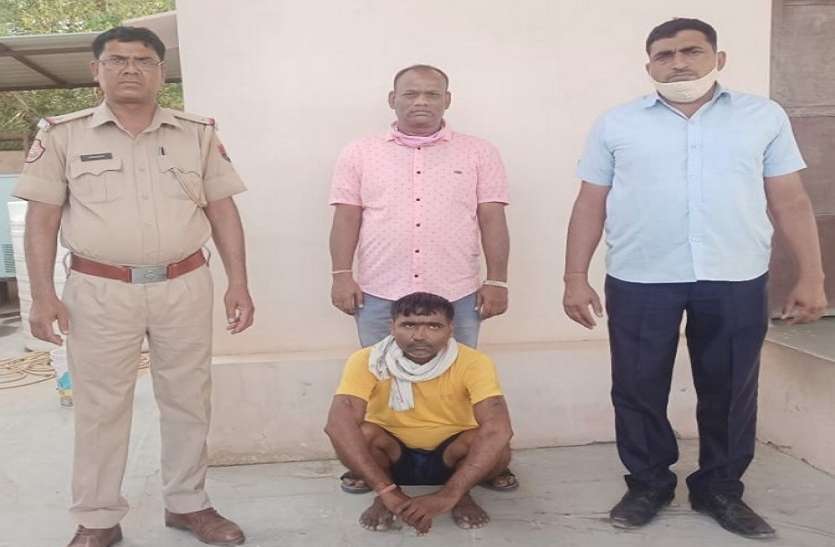 लॉकडाउन में भी बेच रहा था शराब, आरोपी गिरफ्तार लॉकडाउन में भी बेच रहा था शराब, आरोपी गिरफ्तार