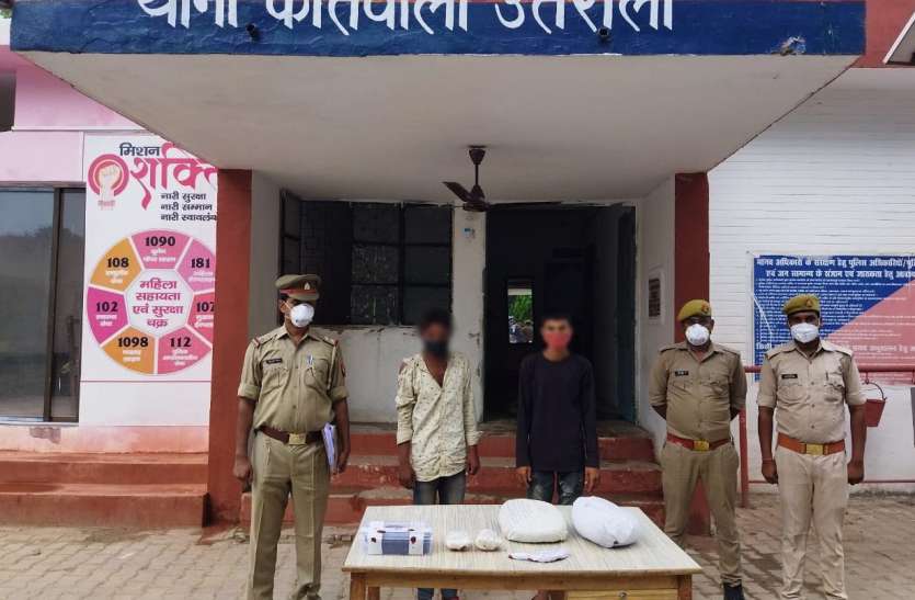 ढाई किलोग्राम गांजा के साथ दो गिरफ्तार, अवैध तमंचा व कारतूस बरामद ढाई किलो गांजा के साथ दो गिरफ्तार, अवैध तमंचा व कारतूस बरामद