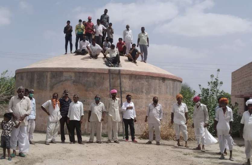 पाइप लाइन से नहीं आता पानी, टैंकर को तरस गए ग्रामीण पाइप लाइन से नहीं आता पानी, टैंकर को तरस गए ग्रामीण