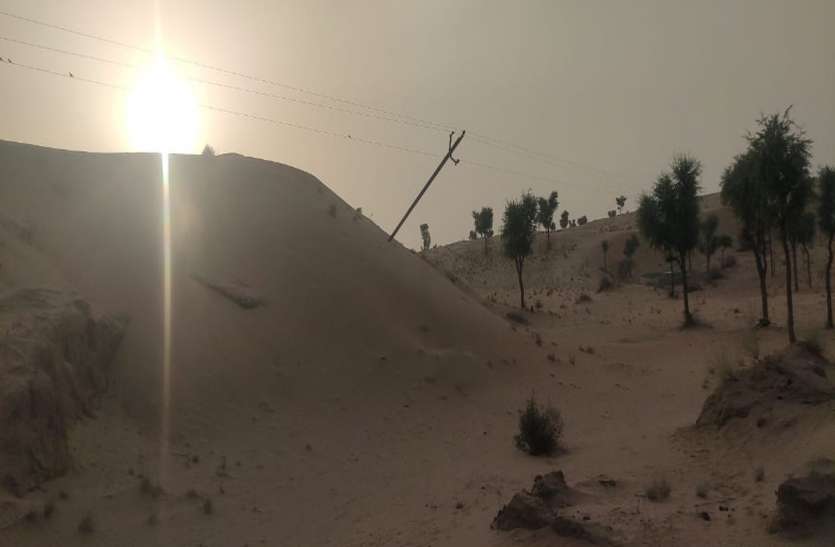 हादसे को न्योता देता बिजली का खंभा हादसे को न्योता देता बिजली का खंभा
