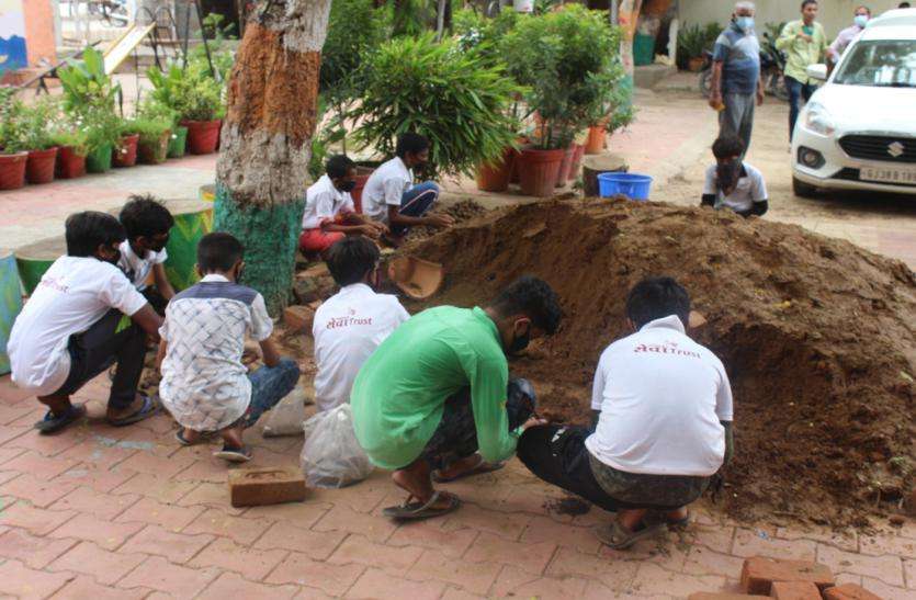 पर्यावरण संरक्षण के लिए लगाए जाएंगे एक लाख सीडबॉल पर्यावरण संरक्षण के लिए लगाए जाएंगे एक लाख सीडबॉल
