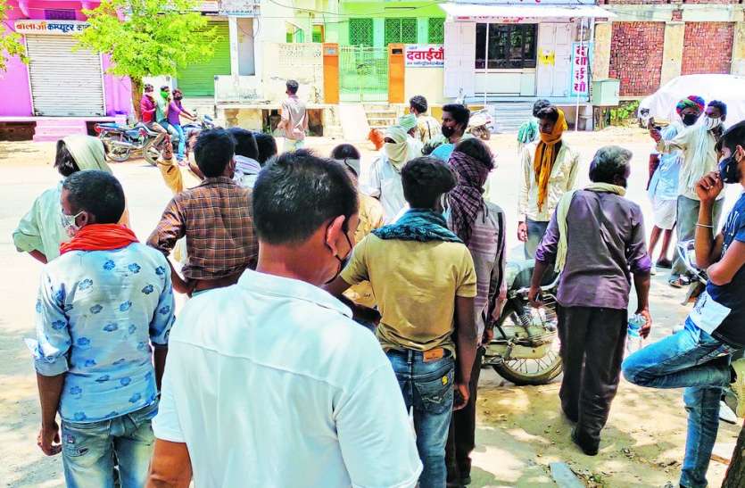 Woman dies due to current while charging mobile आखिर ऐसा क्या हुआ कि परिजन रह गए स्तब्ध
