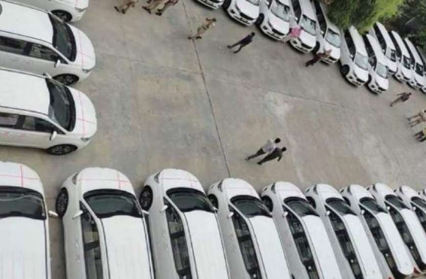Telangana KCR Govt purchased 32 Luxury Vehicles for IAS officers amidts covid Opposition codemns तेलंगाना सीएम ने कोरोना के बीच IAS अधिकारियों के लिए खरीदीं 32 लग्जरी कारें, विपक्ष ने बोला तीखा हमला