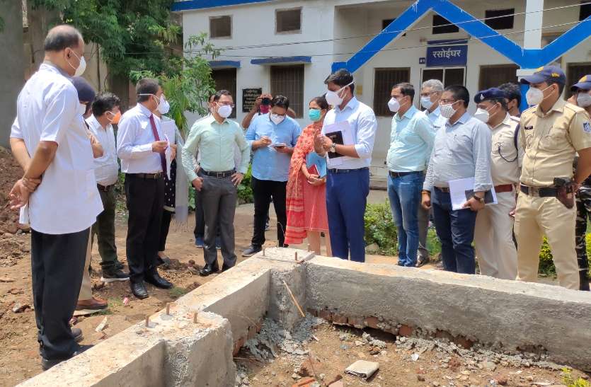 Commissioner discussing about installing the machine near the oxygen plant base in the district hospital. कमिश्नर ने कहा ऑक्सीजन प्लांट जल्दी लगाएं, सप्लाई लाइन करें दुरुस्त