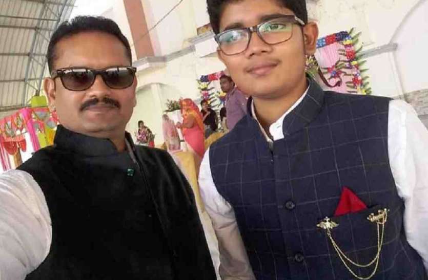 पिता के साथ युवा पुत्र मानवेंद्र युवा पुत्र मानवेंद्र की खुदकुशी के बाद गहरे सदमें में परिवार