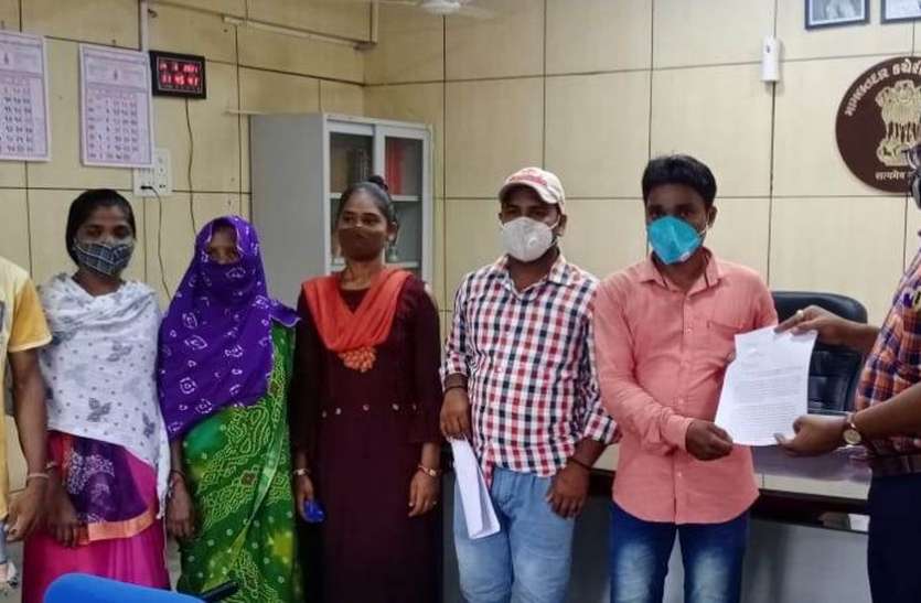 आंदोलन की राह बढ़ रहे ग्रामीण, दी चेतावनी आंदोलन की राह बढ़ रहे ग्रामीण, दी चेतावनी