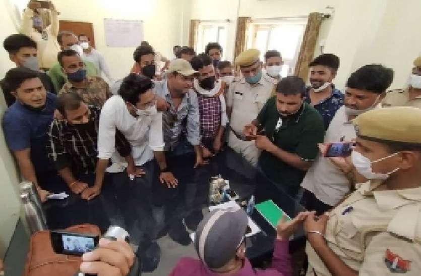 सा’ब शहर प्यासा मर रहा, 2 से 3 दिन में पानी आ रहा सा’ब शहर प्यासा मर रहा, 2 से 3 दिन में पानी आ रहा