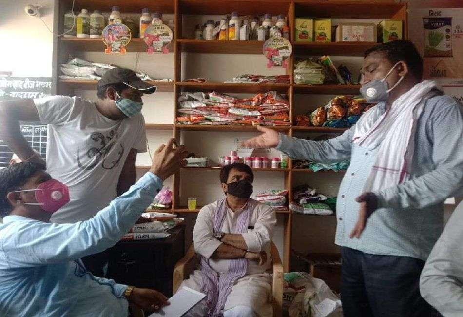 नकली बीज बेचने की शिकायतों पर लिए सैंपल, बिक्री पर रोक