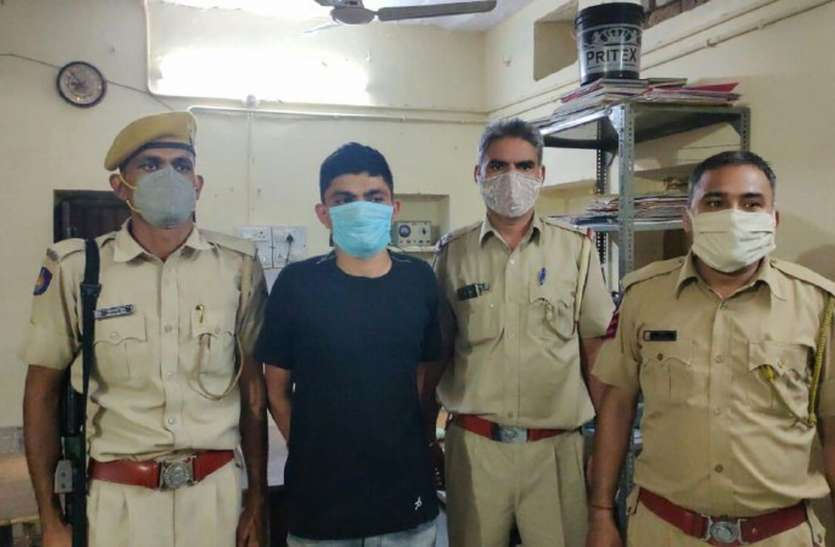 पांच हथियार देने का झांसा देकर 36 हजार हड़पने का आरोपी गिरफ्तार पांच हथियार देने का झांसा देकर 36 हजार हड़पने का आरोपी गिरफ्तार
