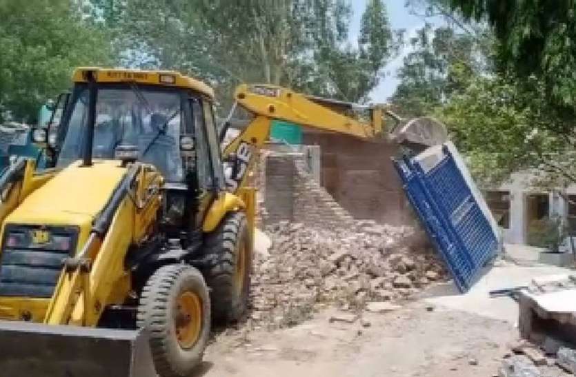 रेलवे की भूमि से हटाया अतिक्रमण रेलवे की भूमि से हटाया अतिक्रमण