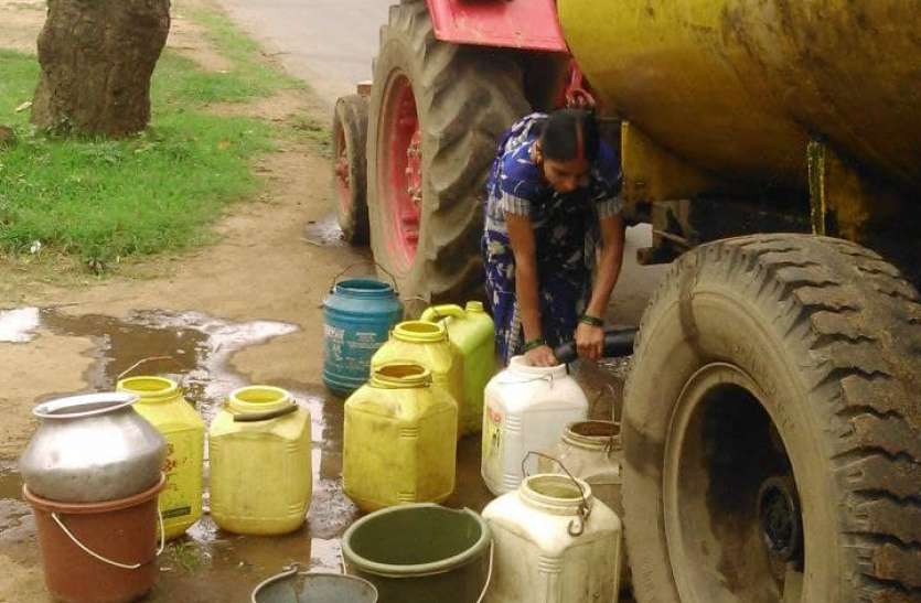 Villagers of Nand village troubled by drinking water problem, water tr पेयजल समस्या से परेशान नंद गांव के ग्रामीण, टैंकर से पानी परिवहन की सुविधा बंद