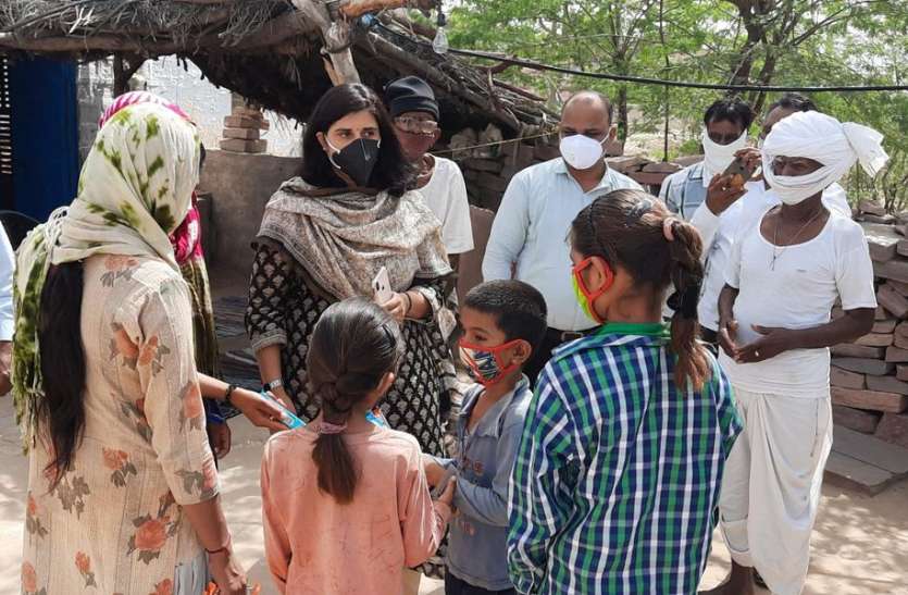 असहाय मासूमों के हाल जानने घर पहुंची आयोग अध्यक्ष बेनीवाल असहाय मासूमों के हाल जानने घर पहुंची आयोग अध्यक्ष बेनीवाल