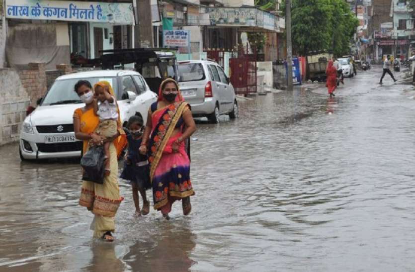 आंधी के बाद आई तेज बारिश से मौसम हुआ सुहावना, किसानों के चेहरे खिले आंधी के बाद आई तेज बारिश से मौसम हुआ सुहावना, किसानों के चेहरे खिले