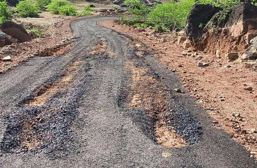 पहली बार बनी 75 लाख की सड़क 75 दिन में उखड़ी पहली बार बनी 75 लाख की सड़क 75 दिन में उखड़ी